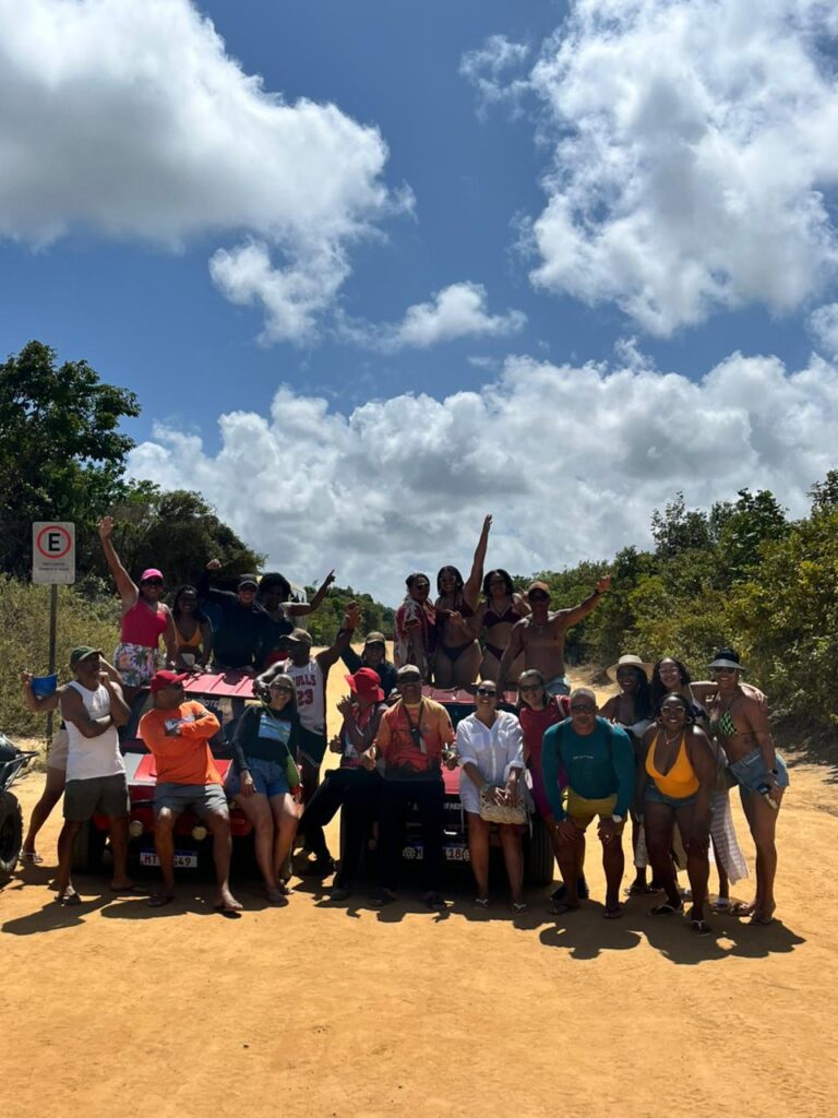 Quadriciclo 4x4 parado na beira da falésia com o mar azul de Coqueirinho ao fundo.