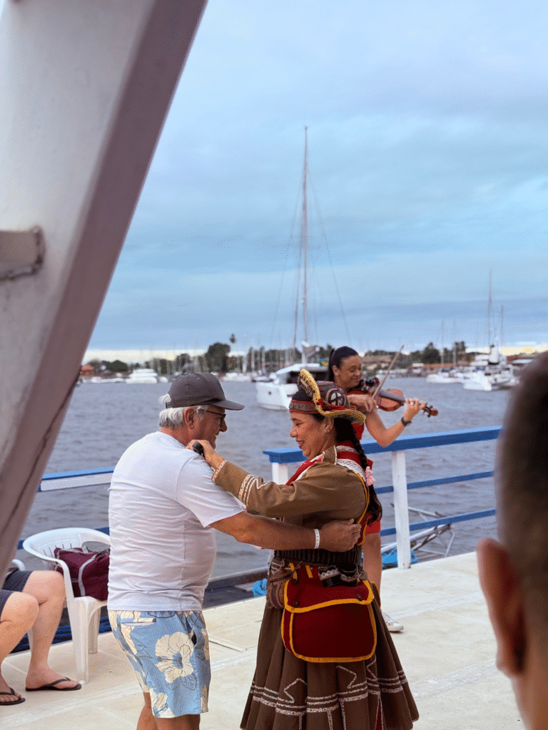 Grande catamarã da Paraíba Náuticos navegando no rio com turistas no convés superior.