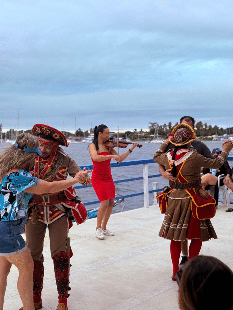 Jurandy do Sax tocando o Bolero de Ravel em sua canoa no Rio Paraíba ao pôr do sol.