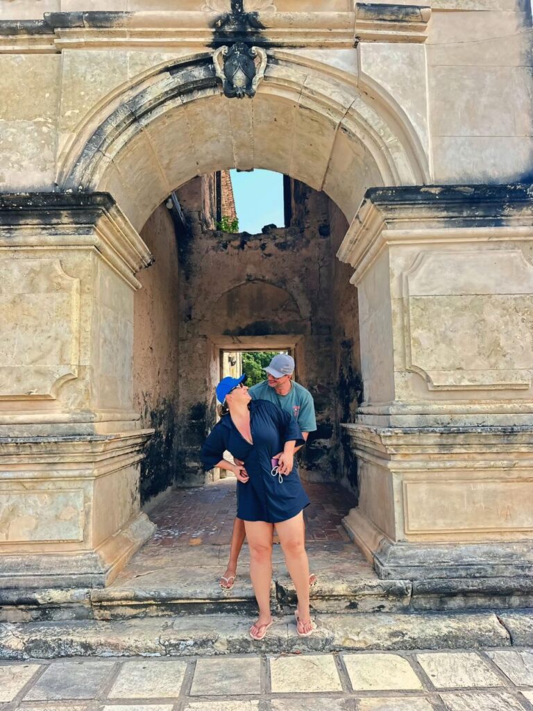 Banco de areia extenso a entrar pelo mar na Pontinha de Lucena durante a maré baixa.