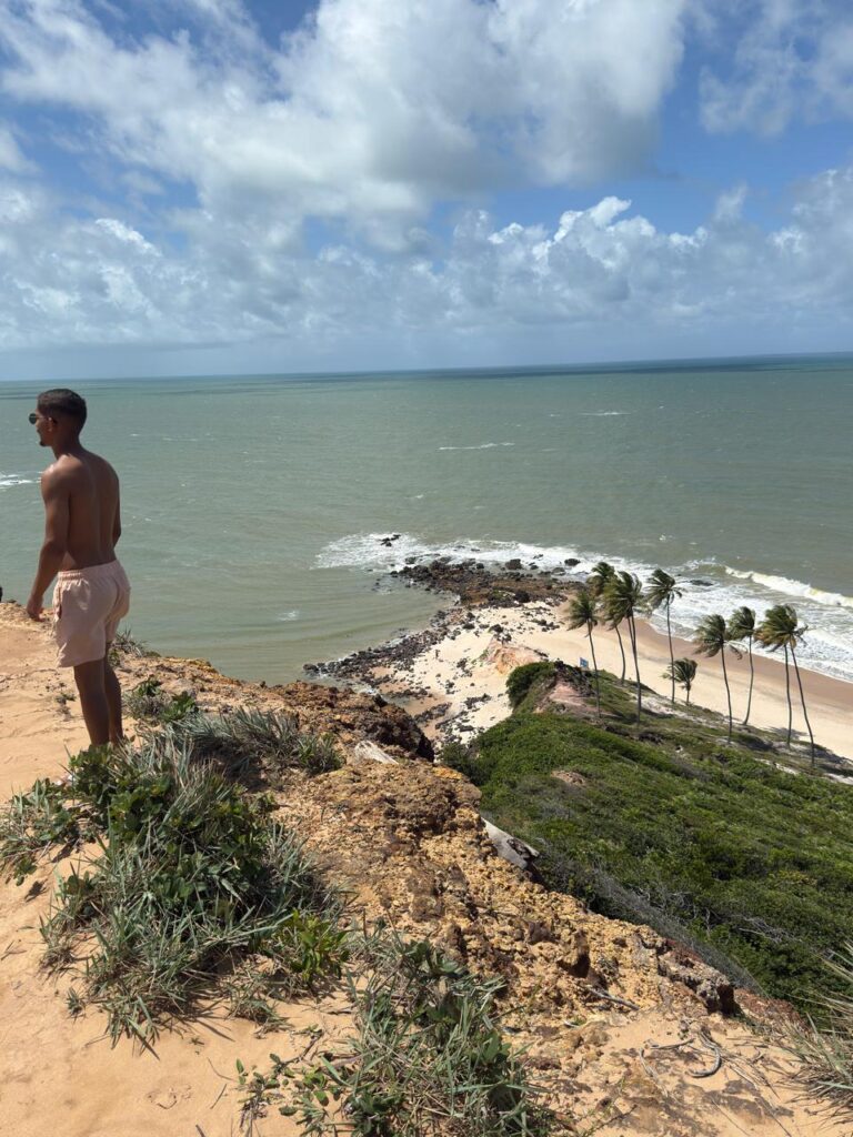 Quadriciclos passando por dentro dos Cânions de Coqueirinho com paredes de argila colorida