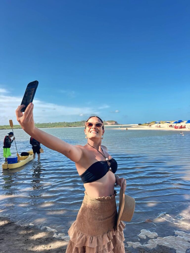 Turistas sorrindo com cabelos ao vento no banco de trás do buggy em movimento.