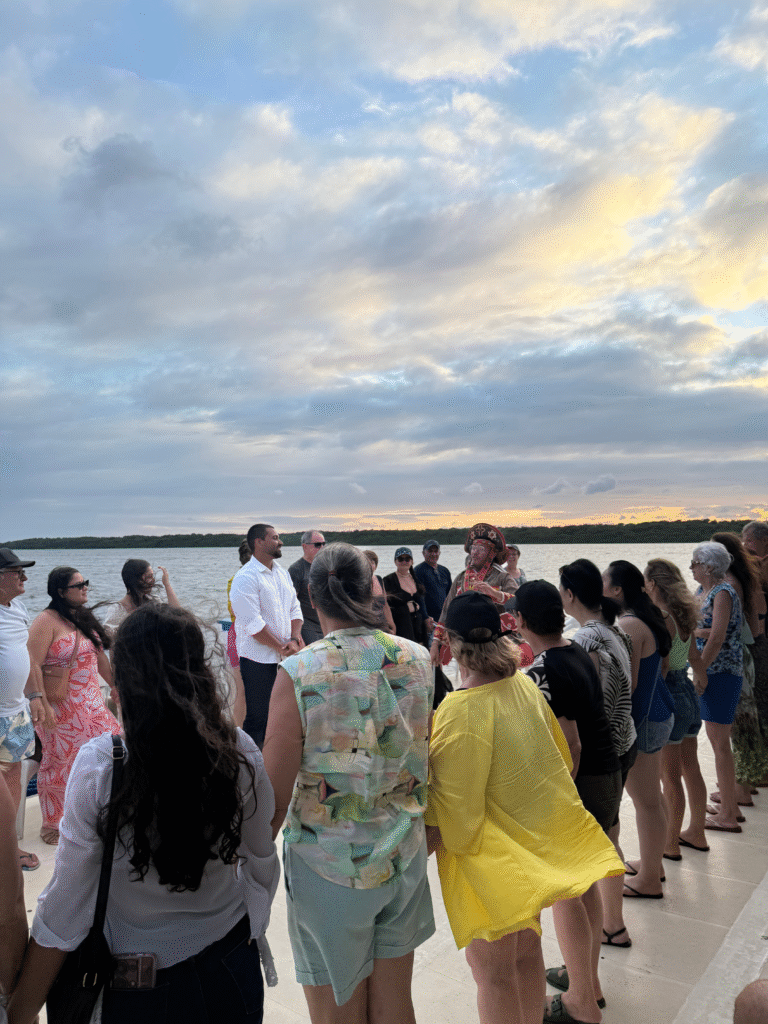 Casal de dançarinos vestidos de Lampião e Maria Bonita dançando forró no barco.