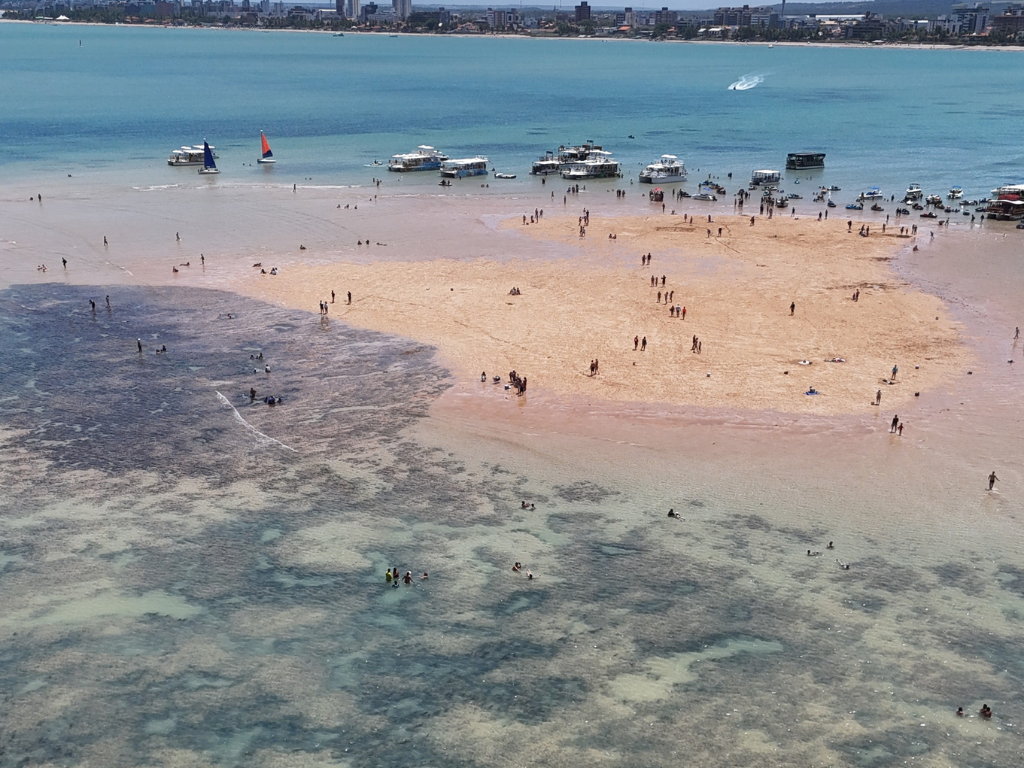 Catamarã da Paraíba Náuticos navegando na praia de Camboinha em direção a Areia Vermelha.