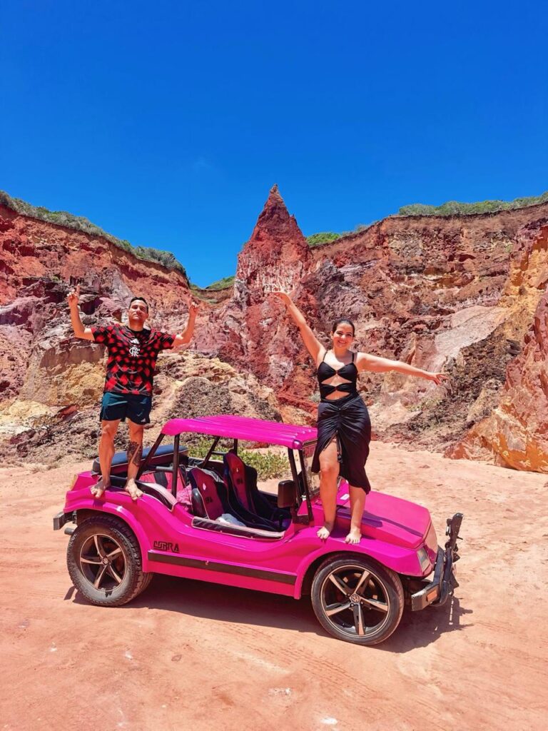 Formações rochosas coloridas do Castelo da Princesa vistas da trilha de buggy.