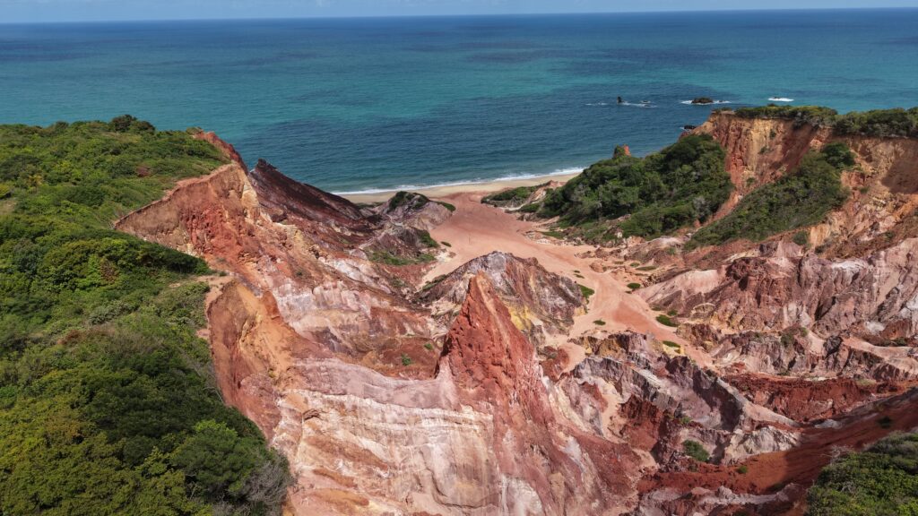 Turista pilotando quadriciclo da Paraíba Náuticos no Mirante Dedo de Deus com vista para as falésias de Coqueirinho.