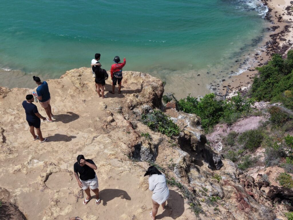 Quadriciclo passando pelas trilhas nos altos da Praia do Amor e Pedra Furada em Jacumã.