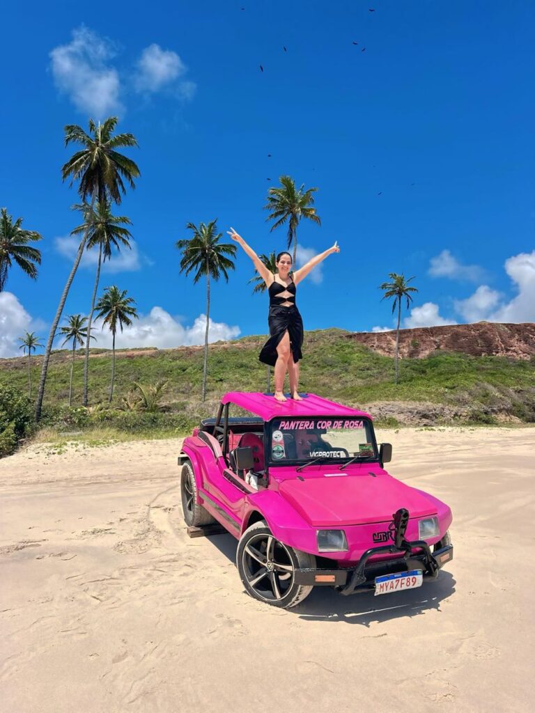 Buggy na areia próximo ao encontro do rio com o mar na Barra de Gramame.