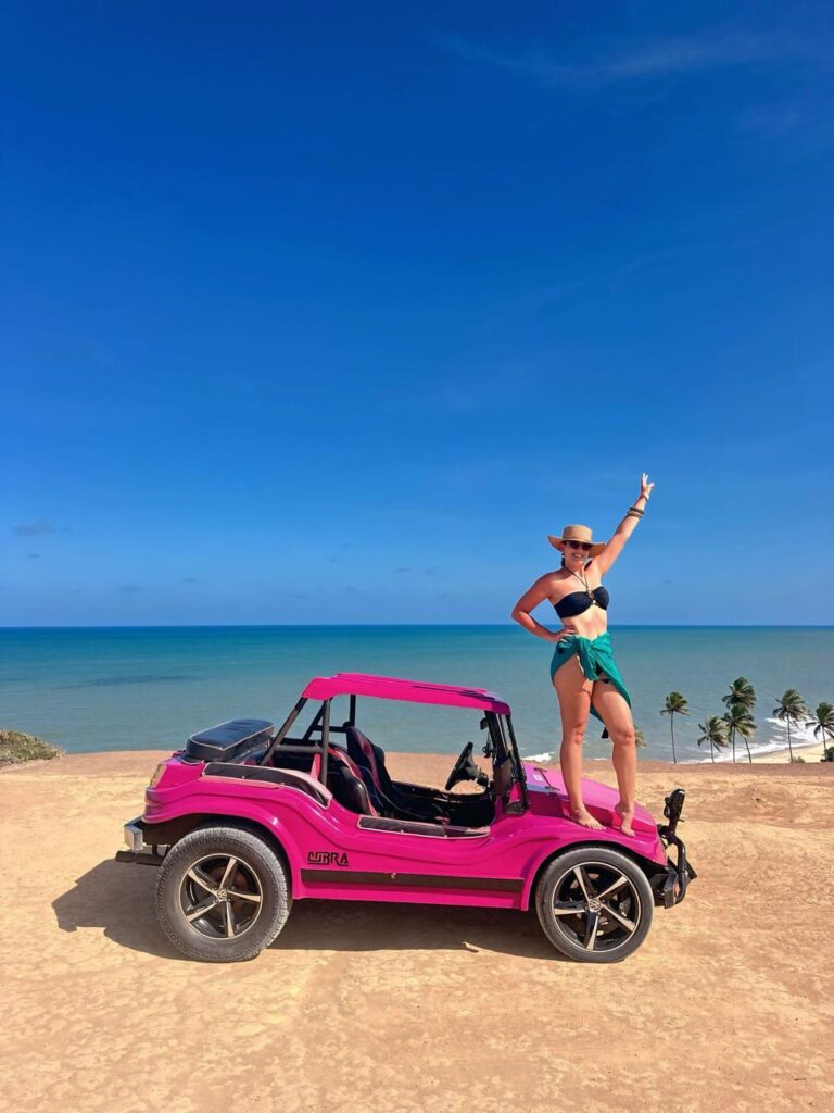 Vista do alto da falésia de Tabatinga (Mirante das Tartarugas) com mar azul turquesa.