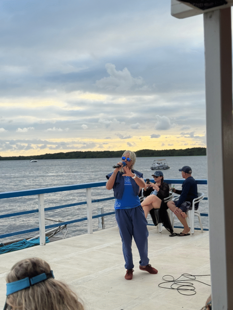 Vegetação de manguezal nas margens do Rio Paraíba vista do barco.