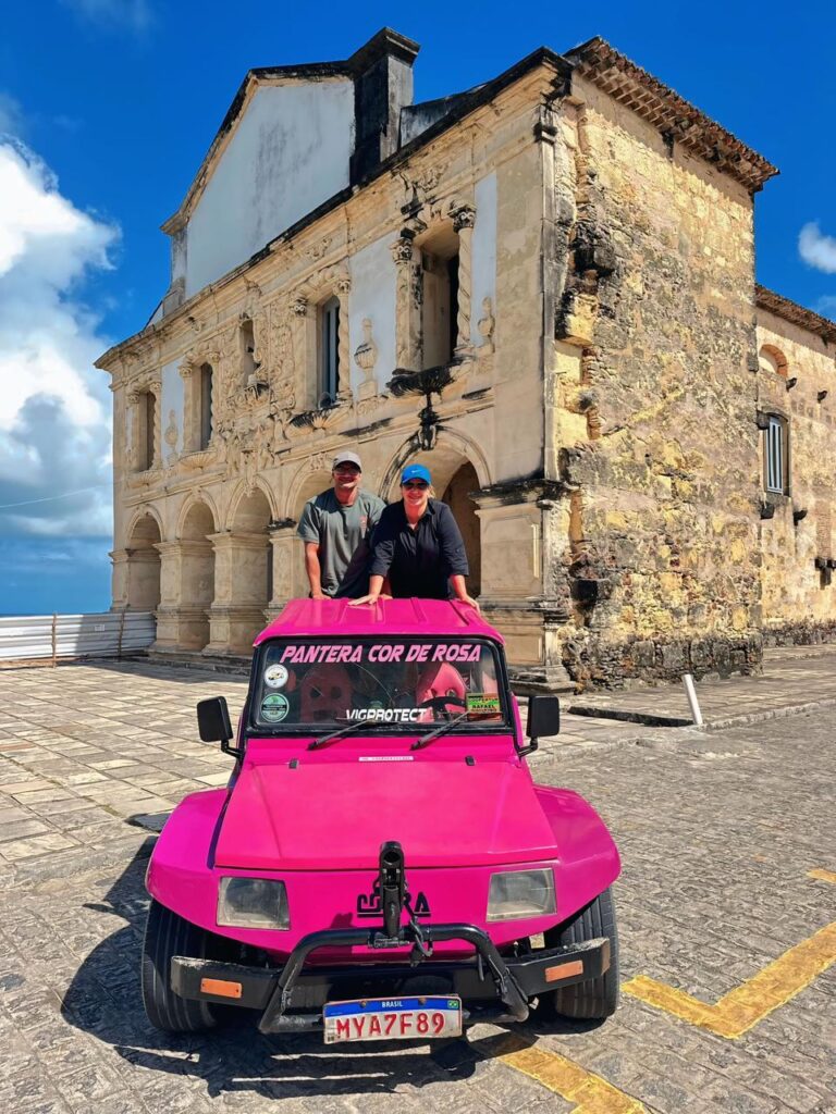 Vista do alto do Mirante de Bom Sucesso mostrando o encontro do Rio Miriri com o mar e as falésias.