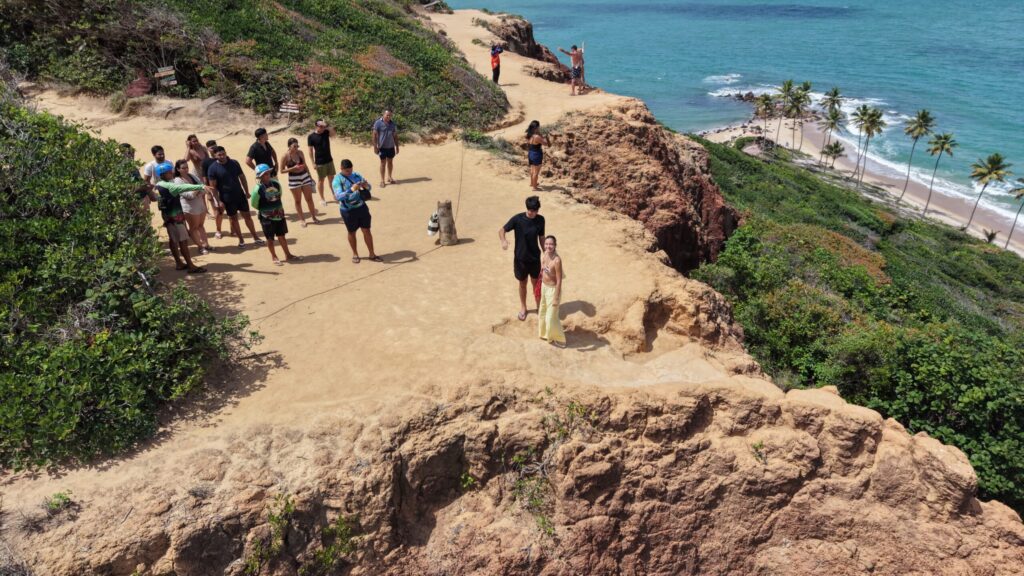 Guia da Paraíba Náuticos passando instruções de segurança para turista no quadriciclo antes da trilha.