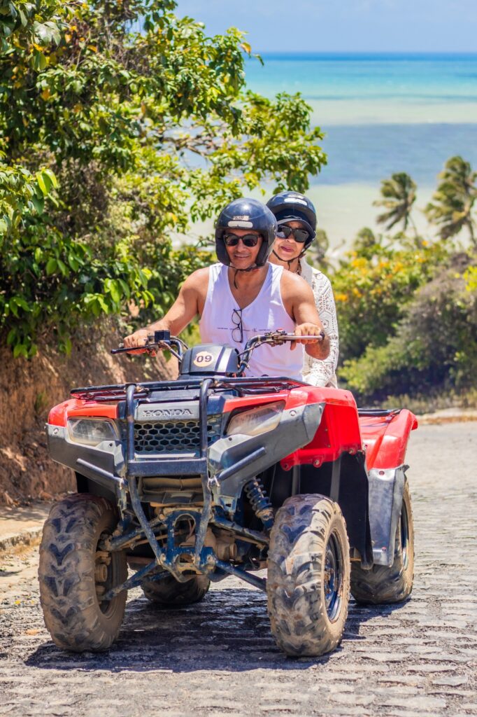 Vista panorâmica da Praia de Coqueirinho com suas falésias coloridas e mar azul, eleita uma das mais bonitas.