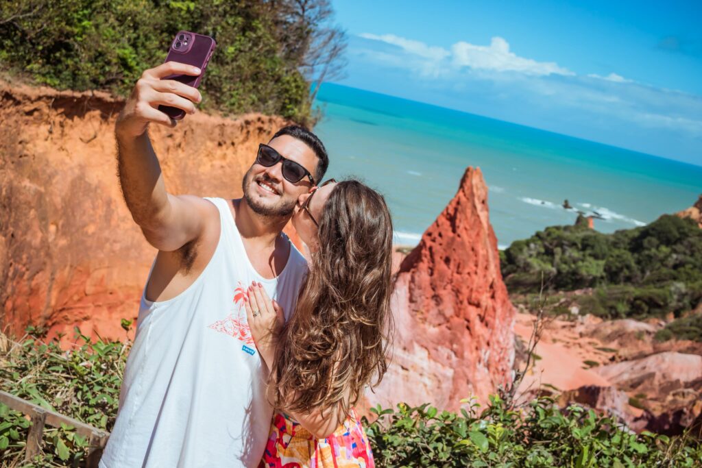 Formações de areia colorida das falésias conhecidas como Castelo da Princesa vistas da trilha