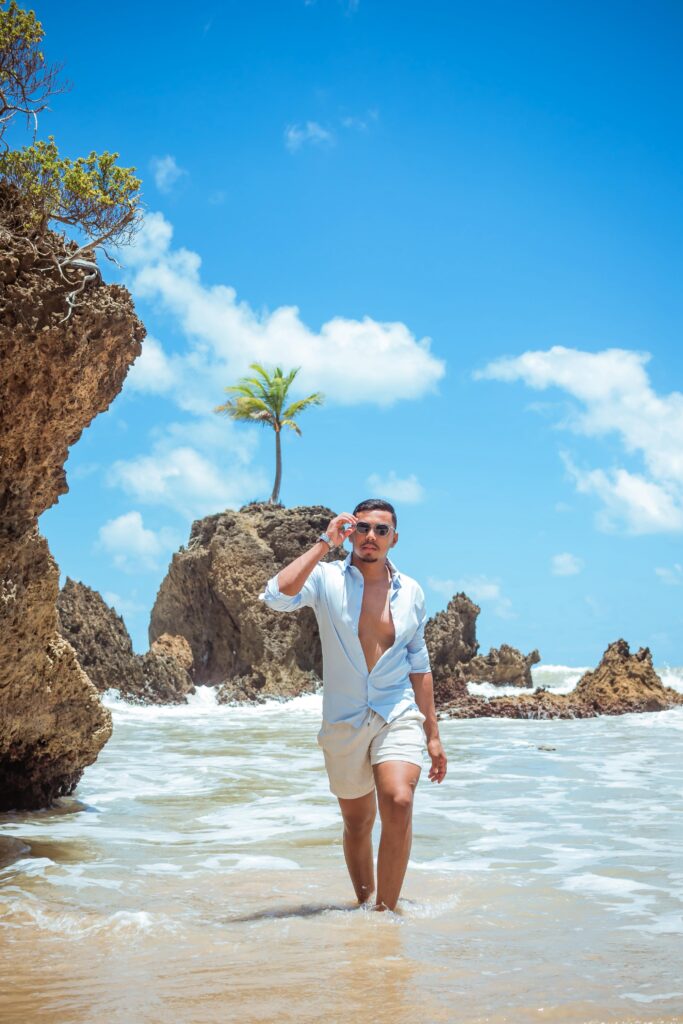 Instrutor equipando turista com capacete antes de sair para a trilha de quadriciclo.