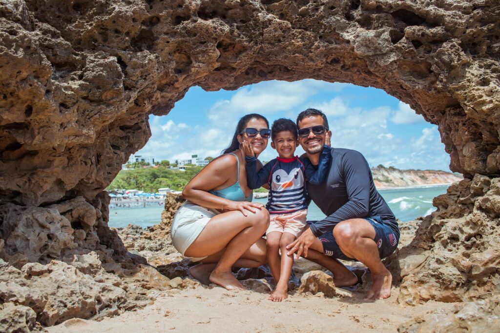 Turistas relaxando nas piscinas naturais formadas pelas rochas na parte não-naturista de Tambaba.
