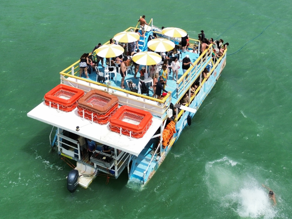 Vista aérea de drone mostrando a cor da água verde-esmeralda do Seixas parecida com o Caribe.