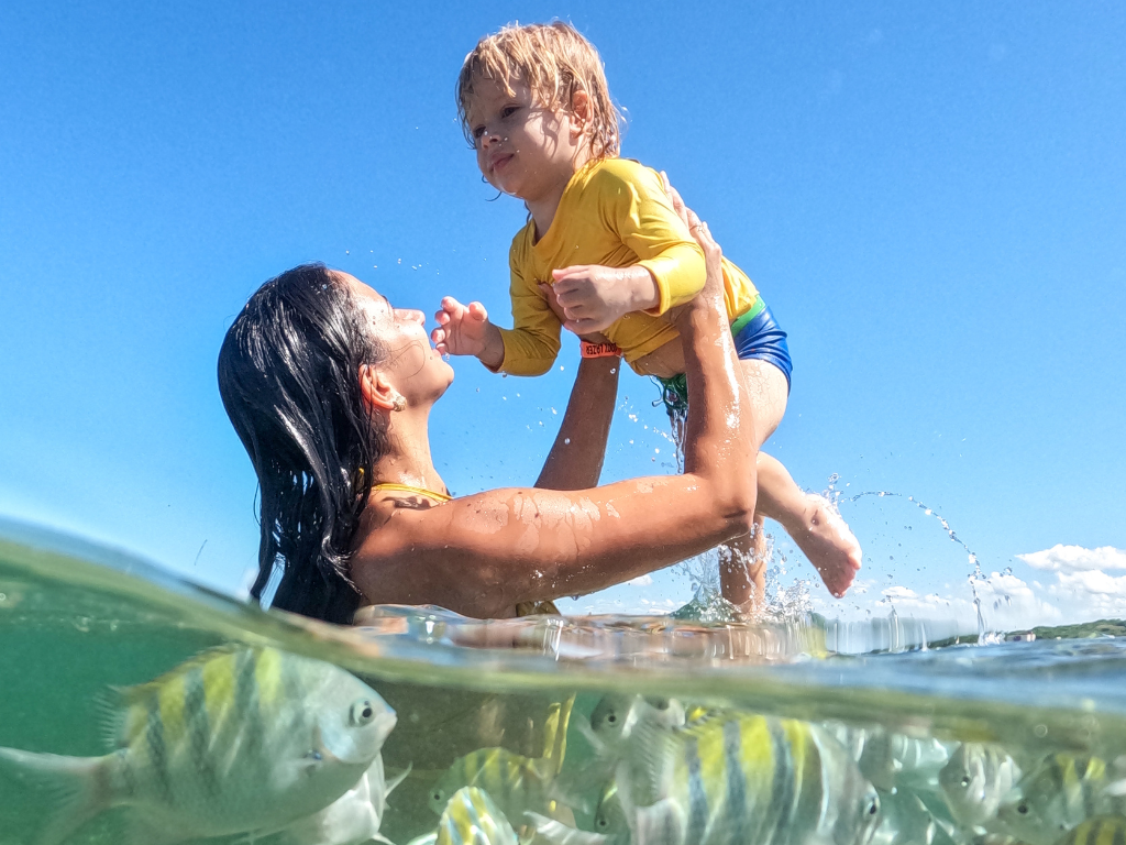 Detalhe dos corais preservados nas piscinas naturais do Seixas vistos através da água clara.