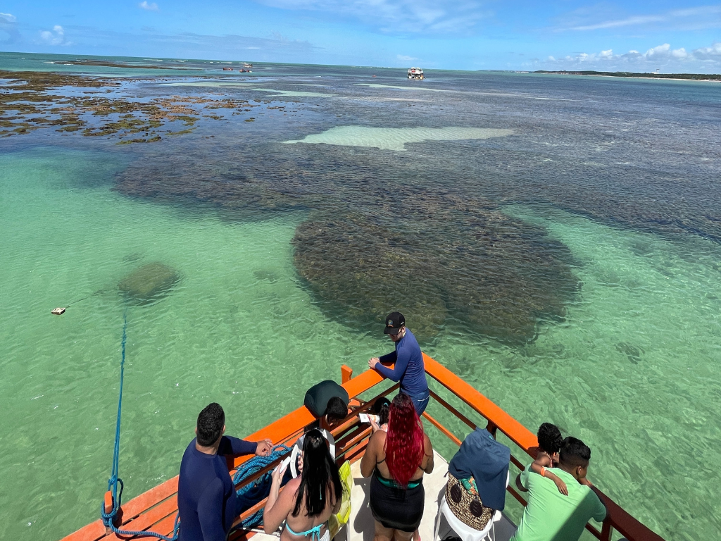 Vista da Praia da Penha de onde saem os barcos para as piscinas do Seixas.