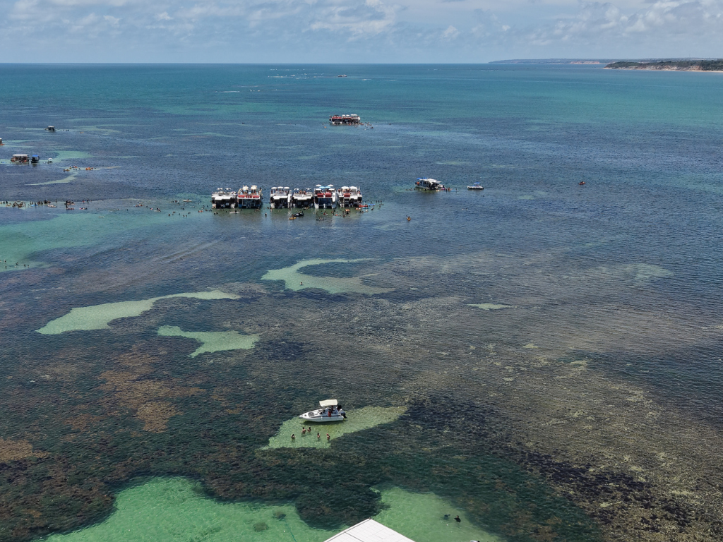 Passeio de catamarã nas Piscinas Naturais do Seixas em João Pessoa operado pela agência Paraíba Náuticos.
