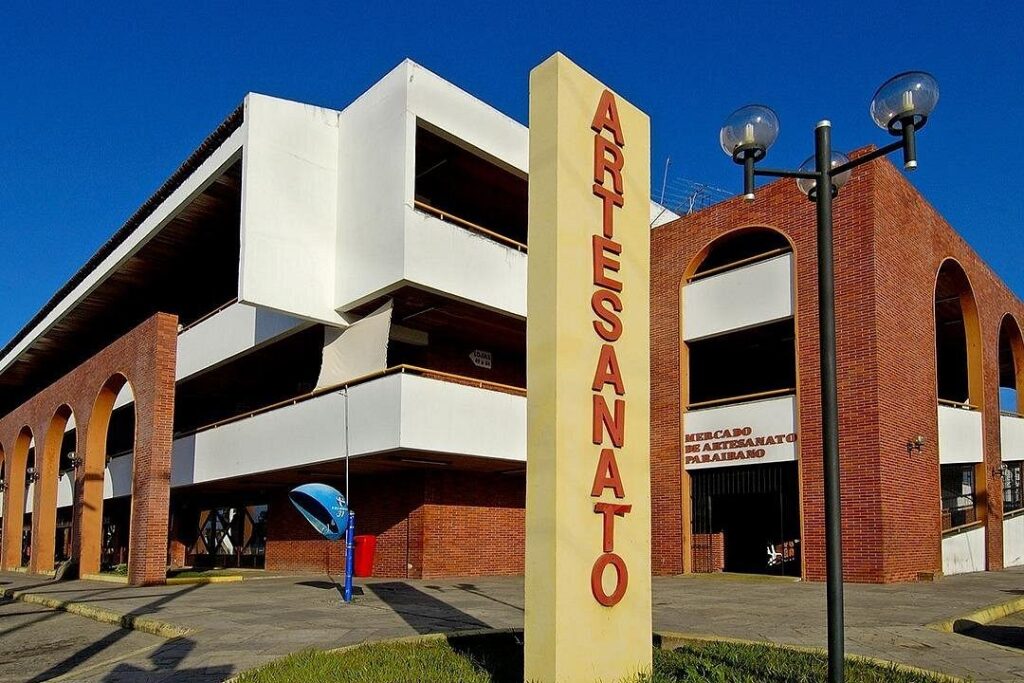 Farol do Cabo Branco visto de baixo com o céu azul, símbolo do ponto mais oriental das Américas.