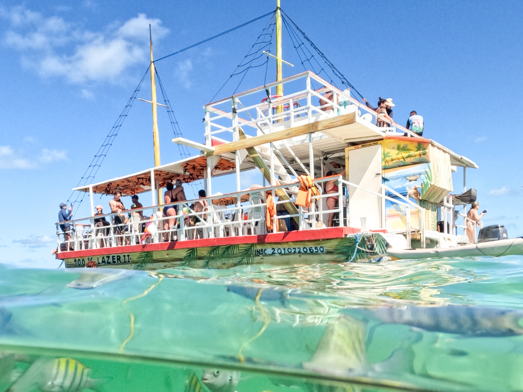 Nosso catamarã exclusivo garante conforto e segurança para você e sua família curtirem o melhor do litoral paraibano.