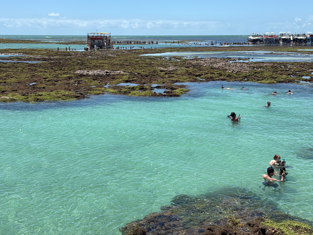 Criança escorregando no toboágua do catamarã da Paraíba Náuticos em direção ao mar.