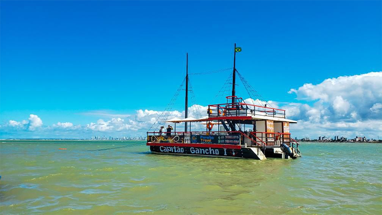 Água cristalina sobre os recifes de corais de Picãozinho em maré baixa.