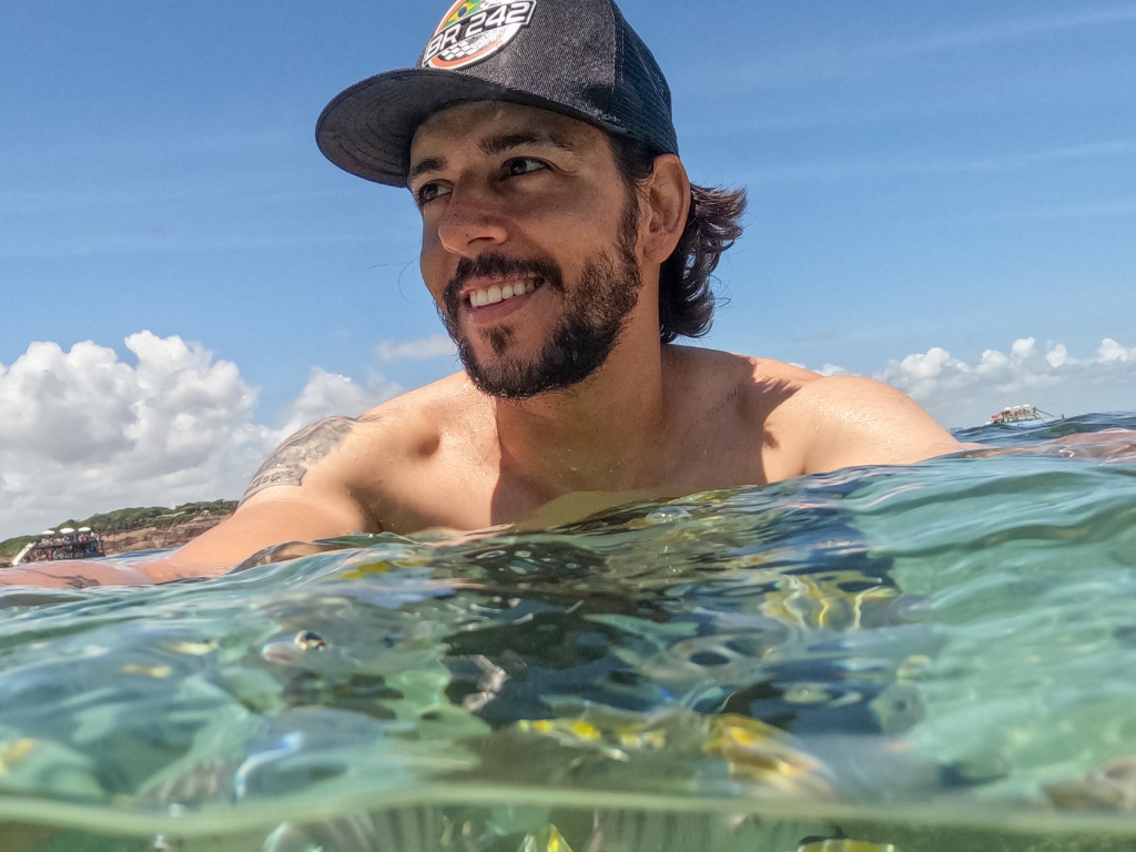 Barco personalizado da agência Paraíba Náuticos ancorado nas piscinas naturais.