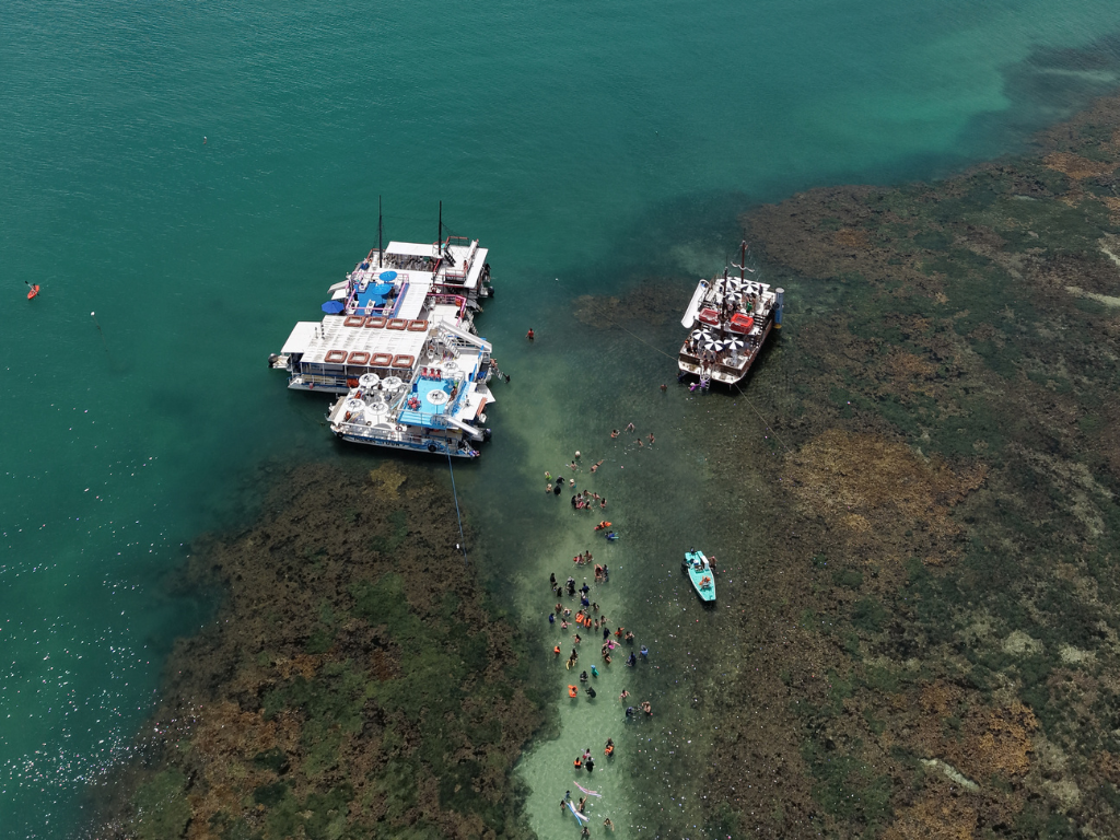 Catamarã da Paraíba Náuticos saindo da Praia de Tambaú rumo às Piscinas Naturais de Picãozinho em João Pessoa.