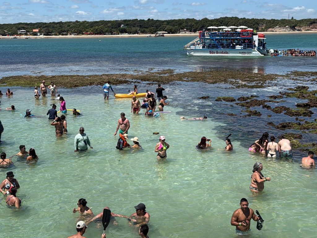 Família sorrindo e se divertindo a bordo do barco da Paraíba Náuticos no verão.