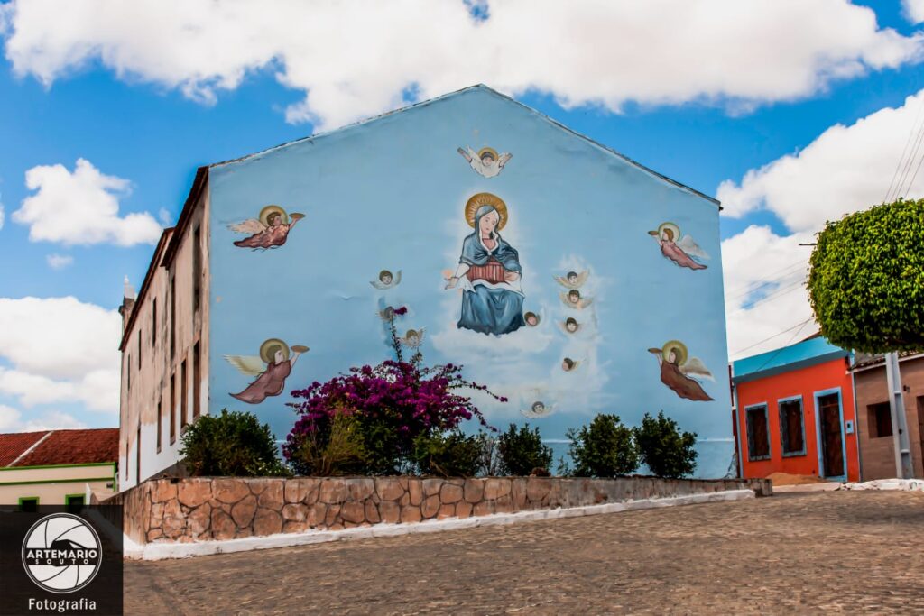 Fachada colonial da Igreja Matriz de Nossa Senhora da Conceição no centro de Cabaceiras.