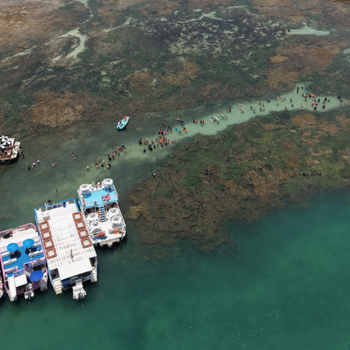 uristas brindando no catamarã da Paraíba Náuticos celebrando a chegada às Piscinas Naturais de Picãozinho nas férias.