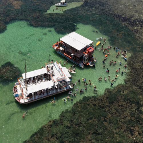 Turistas mergulhando nas águas cristalinas das Piscinas do Seixas, localizadas no Ponto Mais Oriental das Américas.