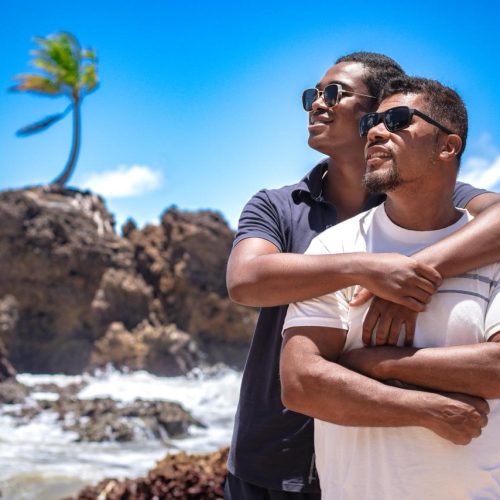 Degustação de cachaça e doces regionais no Shopping Rural durante o passeio.