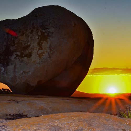 Turistas visitando o centro histórico de Cabaceiras na Paraíba, cenário do filme O Auto da Compadecida.