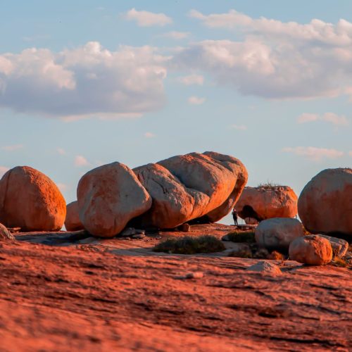 Gigantescos blocos de granito arredondados sobre a elevação rochosa do Lajedo de Pai Mateus em Cabaceiras.