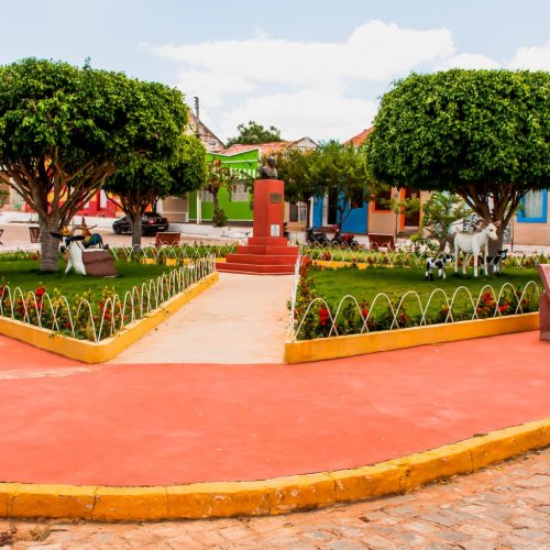 Formação rochosa quadrada empilhada conhecida como Saca de Lã na zona rural de Cabaceiras.