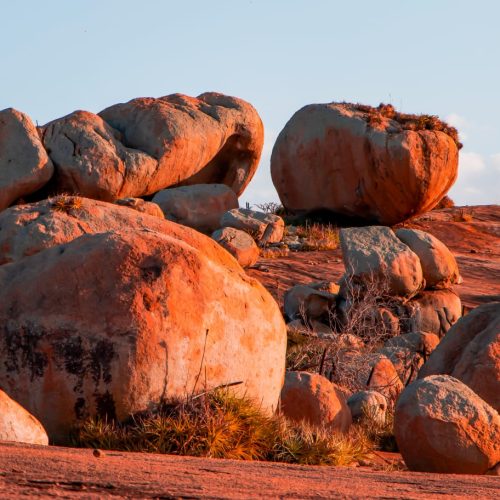 Guia turístico mostrando a pedra oca onde vivia o curandeiro indígena Pai Mateus no lajedo.