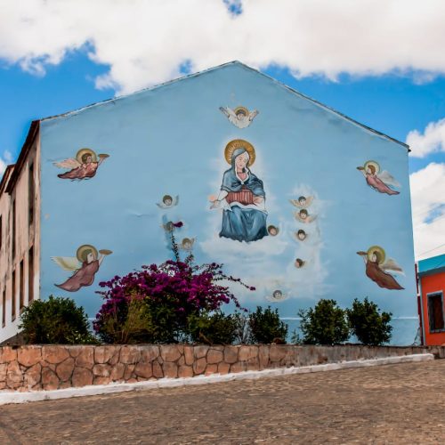 Fachada colonial da Igreja Matriz de Nossa Senhora da Conceição no centro de Cabaceiras.
