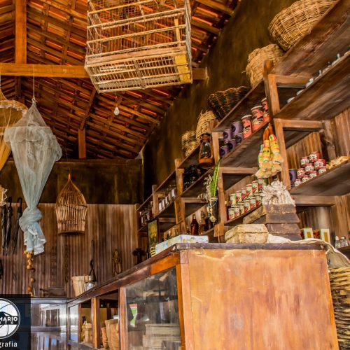 Detalhe de pinturas rupestres avermelhadas desenhadas nas paredes de pedra sob o Lajedo.