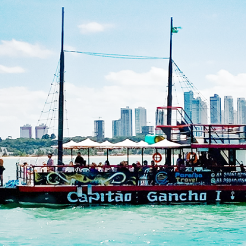 Vista da orla de Tambaú com o catamarã da Paraíba Náuticos saindo para Picãozinho.