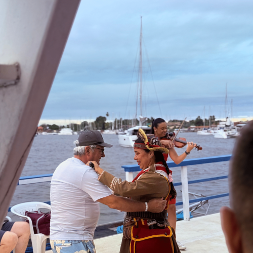 Grande catamarã da Paraíba Náuticos navegando no rio com turistas no convés superior.
