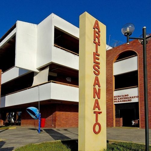 Farol do Cabo Branco visto de baixo com o céu azul, símbolo do ponto mais oriental das Américas.