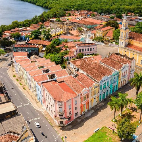Fachadas das casas coloridas antigas na Praça Antenor Navarro no centro histórico.