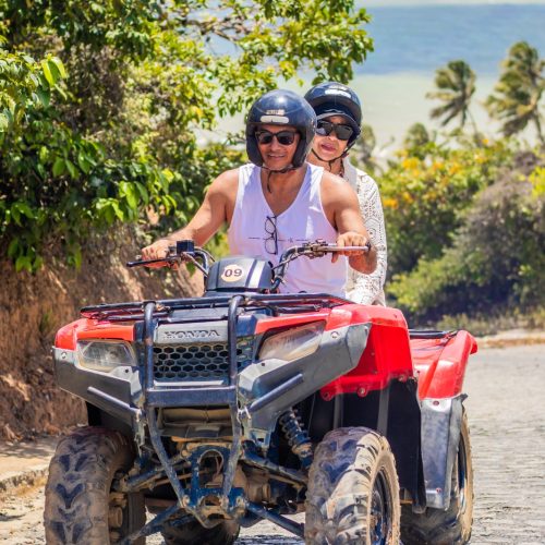 Vista panorâmica da Praia de Coqueirinho com suas falésias coloridas e mar azul, eleita uma das mais bonitas.