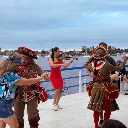 Jurandy do Sax tocando o Bolero de Ravel em sua canoa no Rio Paraíba ao pôr do sol.