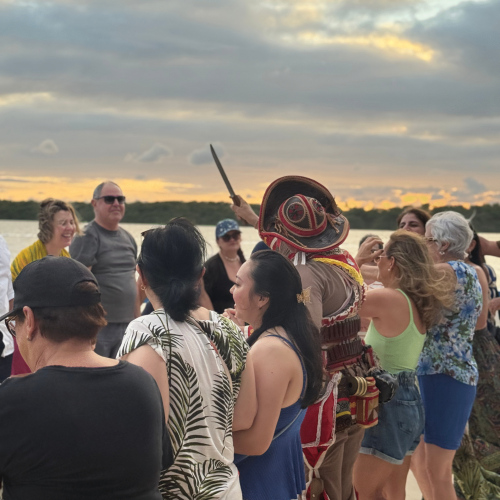 Pôr do sol alaranjado refletindo nas águas calmas do Rio Paraíba em Cabedelo.