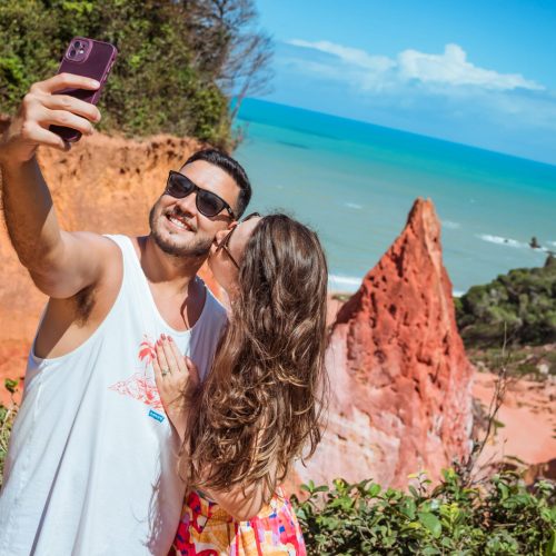 Formações de areia colorida das falésias conhecidas como Castelo da Princesa vistas da trilha