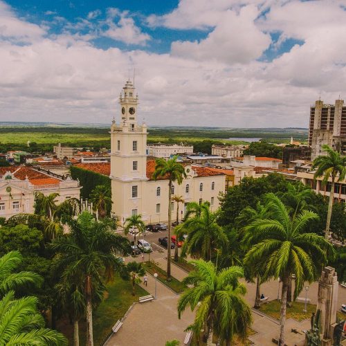 Vista dos jardins do antigo Hotel Globo com o Rio Sanhauá ao fundo no fim de tarde